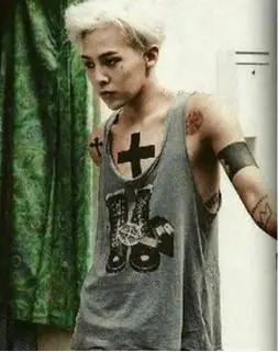 权志龙的纹身 明星身上黑色的十字架纹身图案