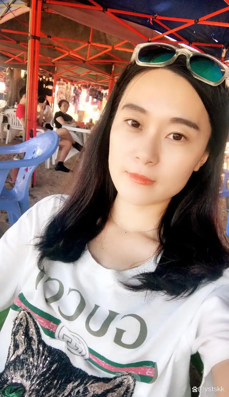 普通女生生活照套图,有潜水,旅游,坐飞机照片,自拍照素材b