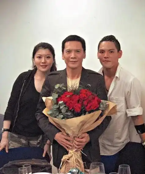 向华强长女向均羚近照曝光,五官像继母向太,45岁仍单身很胖