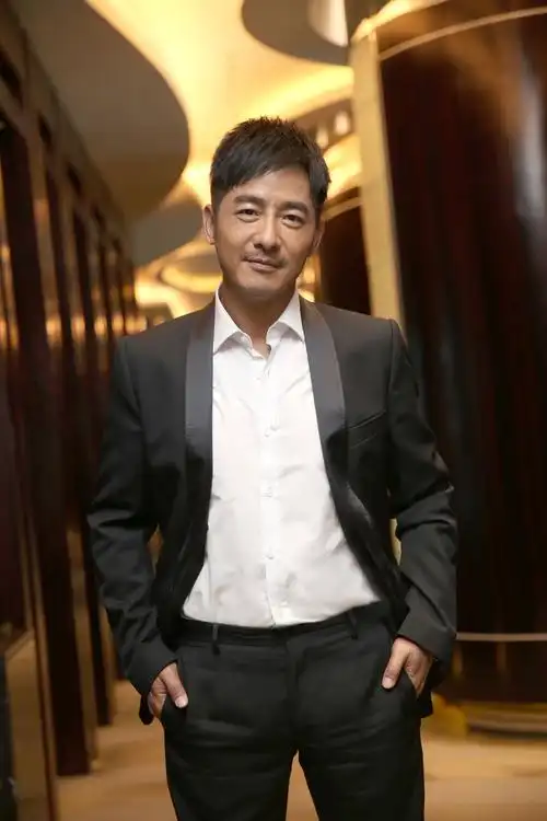 "最帅祝鸿才"遇上"大长腿江直树" 郭晓东携手《半生缘》现身上海电视