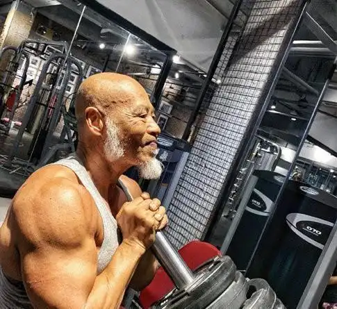 65岁大爷健身20年一身腱子肉比小伙儿都强壮把年龄活成了数字