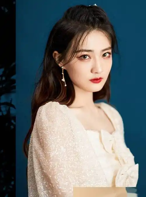 性感女神徐璐,28岁的她越来越有魅力,写真赏让你大饱眼福