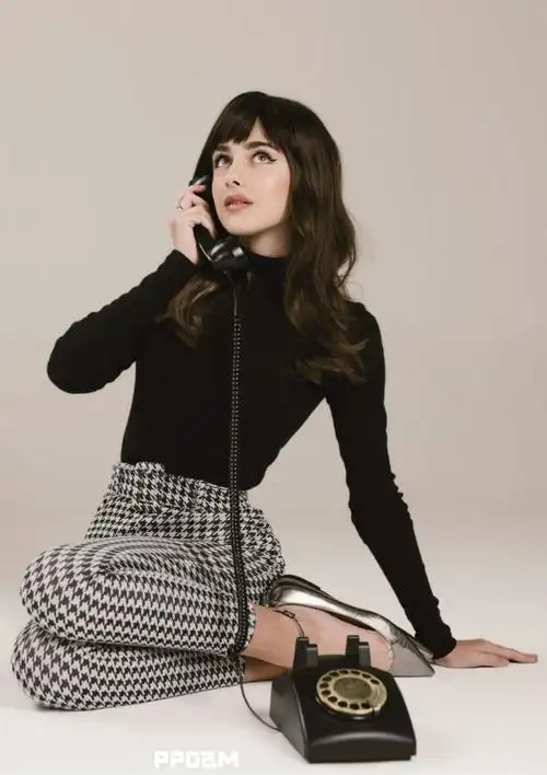 美国女星juliabuttersbloomxo杂志2023年1月号