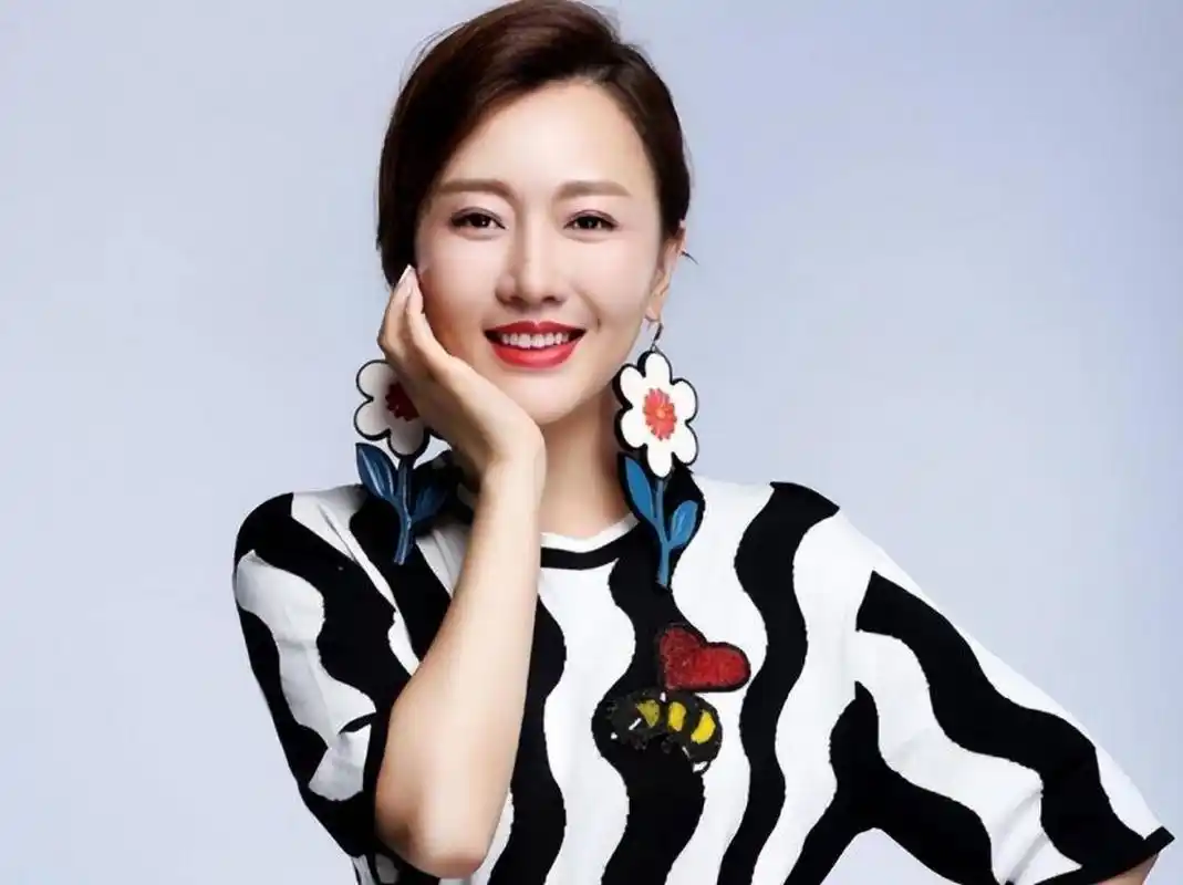 潘长江女儿潘阳:强捧不红,靠父嫁10亿豪门,为何婚后却常住娘家