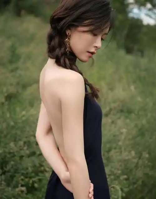 文咏珊大胆露出的美背成为了照片的亮点之一.