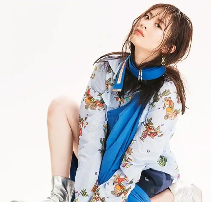 邵芸杂志大片曝光 灵气少女造型前卫气质冷冽