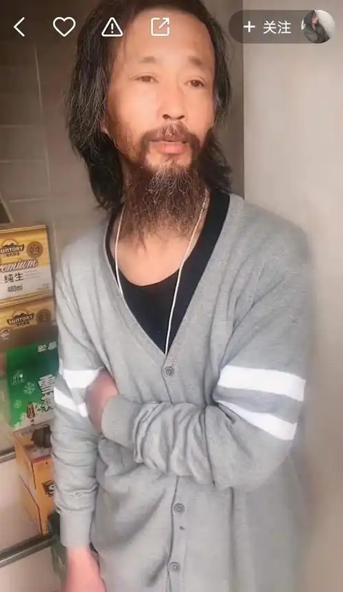 网红流浪汉现状,两个造型师做头发大换装!网友:原来如此帅气!