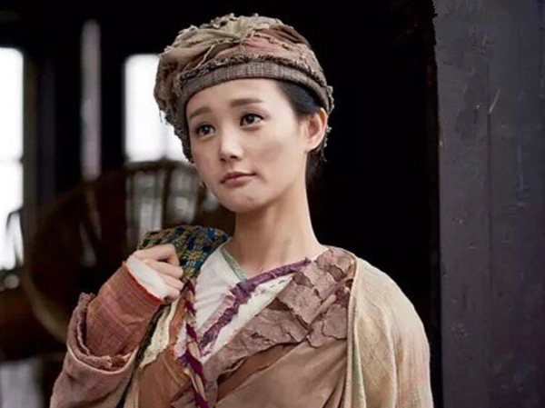 当女星扮成"乞丐",杨超越和赵丽颖都很犀利,看到最后:仙女气质藏不住