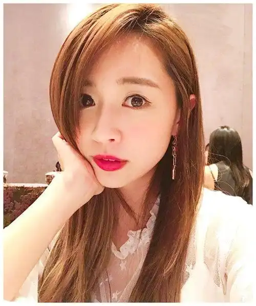 超甜美女神赖薇如doris超短窄裙上节目