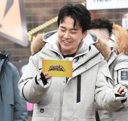 郭麒麟回归跑男9,与蔡徐坤拥抱完被调侃,一句话就看出真实关系_嘉宾