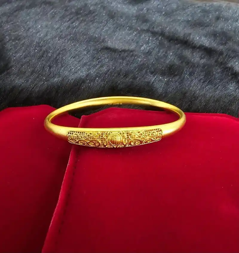 传承手镯现货.#周大福傳承双龙纳福贵妃镯 整体外圆内平,寓意 - 抖音