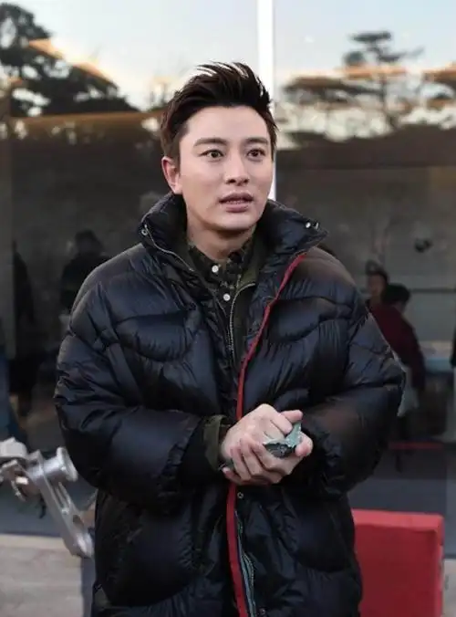 贾乃亮官宣离婚后首现机场,棉服搭配休闲裤,181cm身高帅气十足