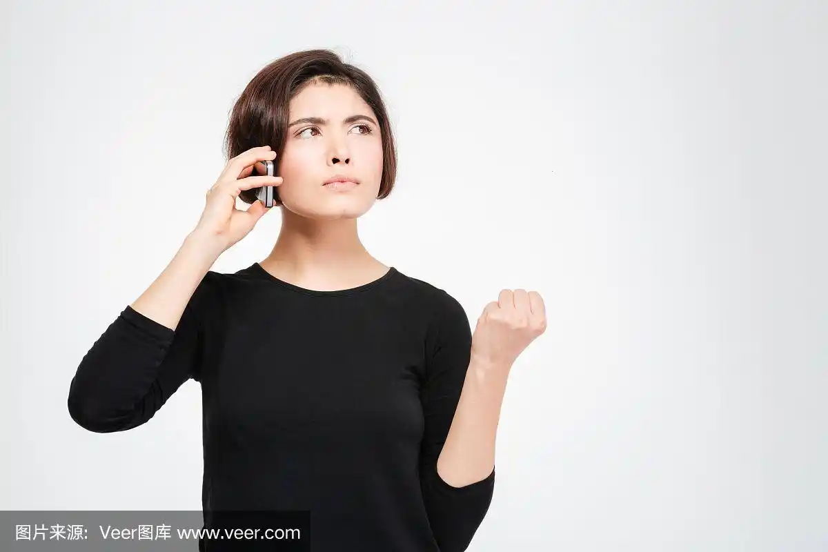 愤怒的女人在打电话