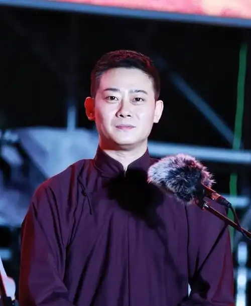 德云社栾云平发文, 晒出十九身大褂, 粉丝, 估计价值十几万