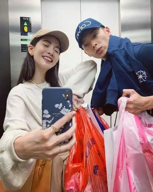 曾之乔官宣怀孕##环球综艺安利#@曾之乔@辰亦儒迎来小宝宝了!