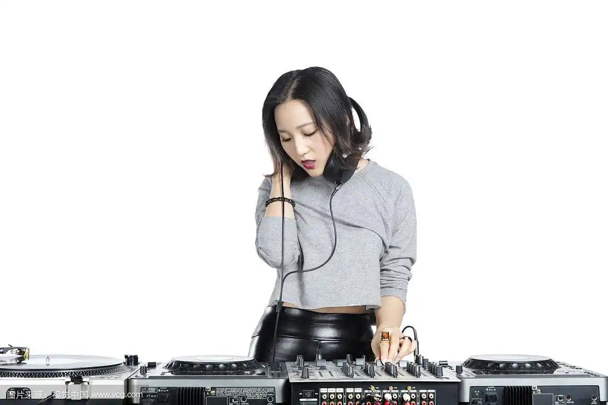 打碟的年轻女dj