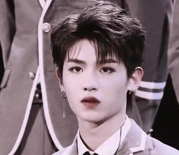 2千万粉丝塌房,黄明昊被拍到和两美女共住酒店,一起滑雪吃饭_事儿