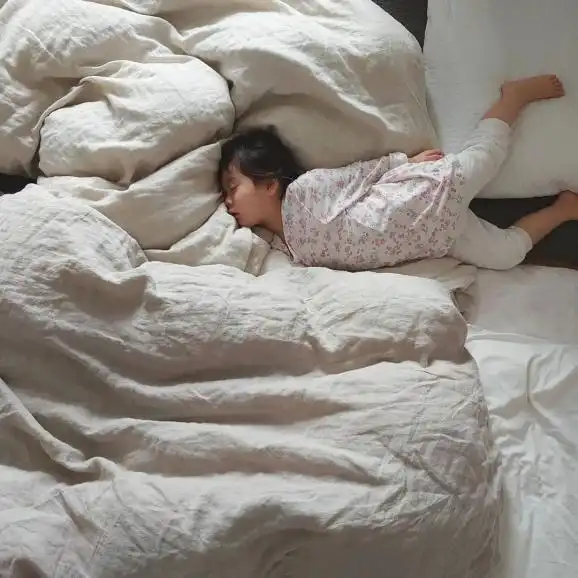 看看一个女孩睡觉的100种姿势