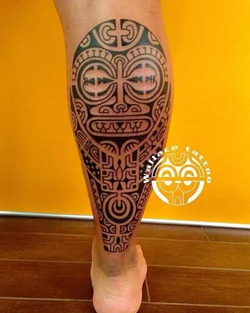 背部脊椎骨上的部落图腾纹身图案