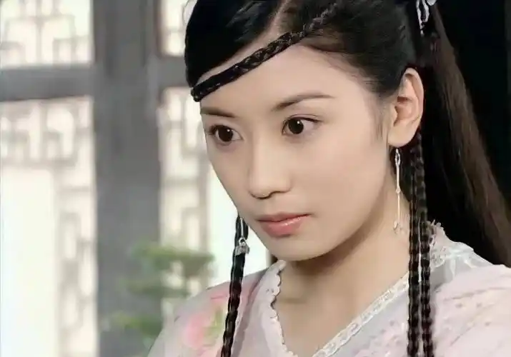 在剧中贾静雯饰演蒙古郡主赵敏,聪明能干,直率豪杰具有雄才伟略,但在