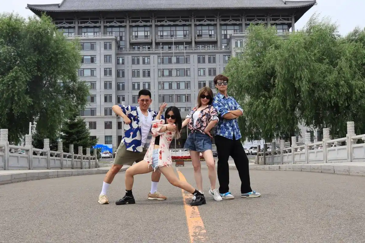 整活四人组.#毕业季 #毕业95 #合照 #我的学生时代杀青 - 抖音