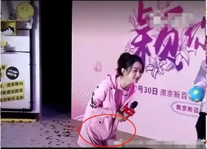 该网友还特意截图表示,赵丽颖活动时经常用手挡住肚子,可正常情况下