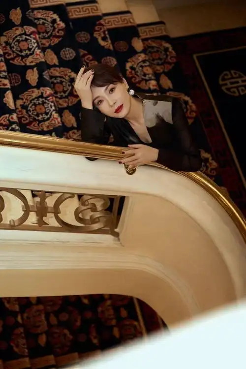 陈数大女主式穿搭演绎高级感优雅与帅气