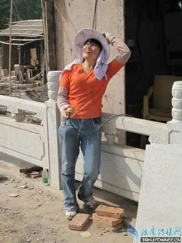 农民工和女记者在工棚的真实生活调查,农民工的收入真的很高吗?