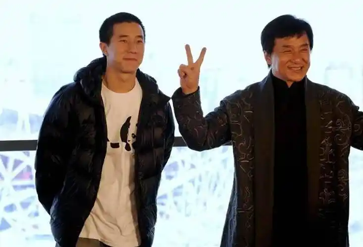 成龙原名"陈港生",但现在大家都知道他本姓房,是唐朝宰相房玄龄的后人