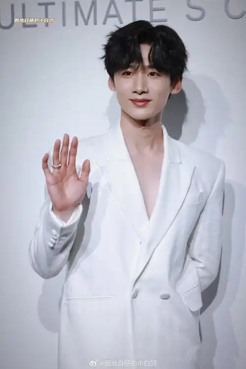 好正的脸,好那啥的白色真空深v哦#白敬亭真空深v西装##白敬亭白色真空