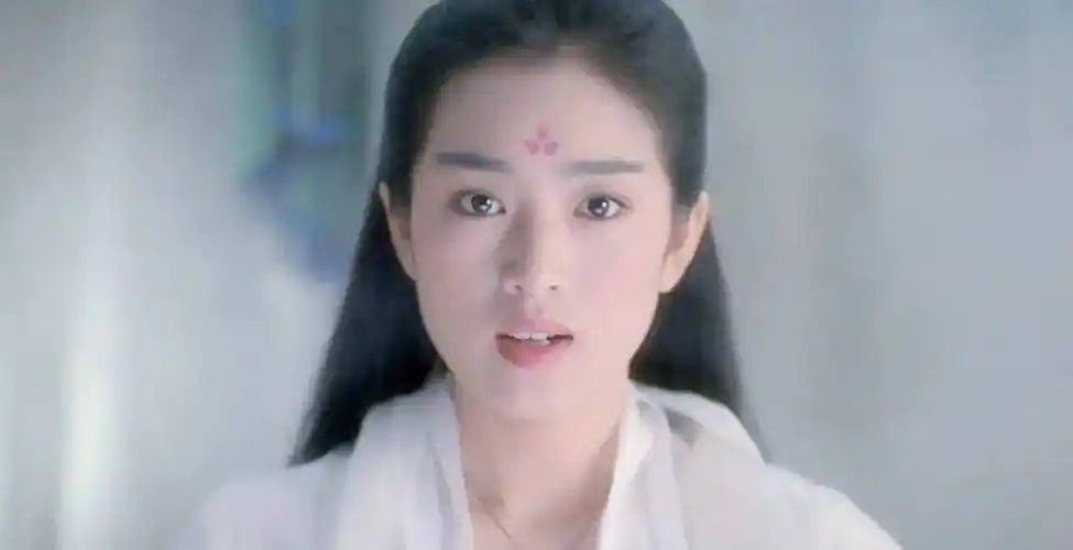 在这部戏里,巩俐饰演巫行云(天山童姥),利落的一字眉毛飞入鬓角,英气