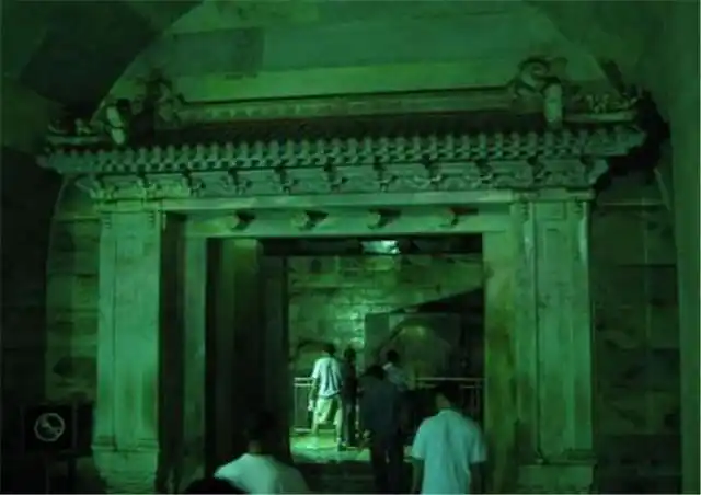 孙殿英带人炸开慈禧墓后,为何众人的第一反应不是夺宝而是逃跑?