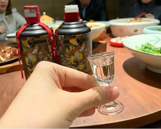 尤其是白酒 枸杞具有养生功效,可以延年益寿.