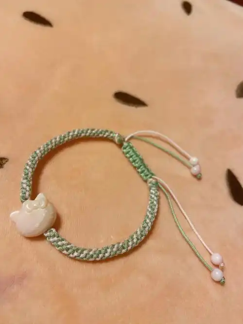 可以用各色自己喜欢的玉线编织素手链,也可以加上小米珠,编织高颜值的