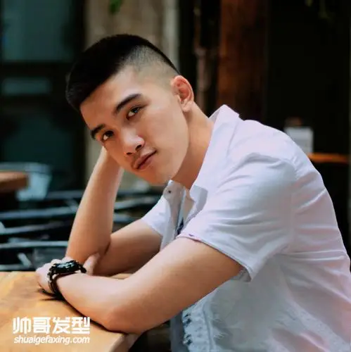 微博帅哥聪仔scoundrel照片黑色短发寸头帅哥图片3