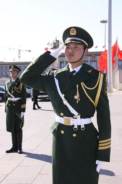 开幕式现场的武警执勤官兵来源:人民网-军事频道 2011年03月04日11:39