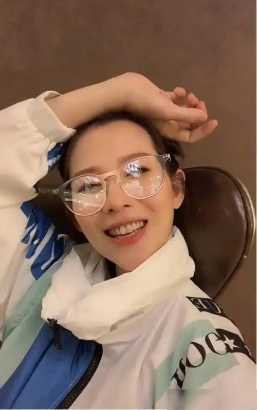 46岁蔡少芬近况曝光皮肤白皙笑容甜美生三胎后韵味十足