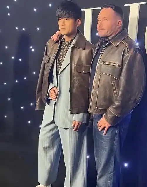 林俊杰对比周杰伦一个年轻抗老一个发福认不出差距一目了然