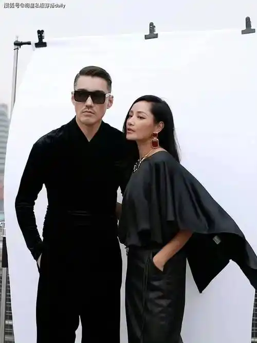 初代超模胡兵瞿颖allblack合体走秀,两个人加起来100多活力四射_自律