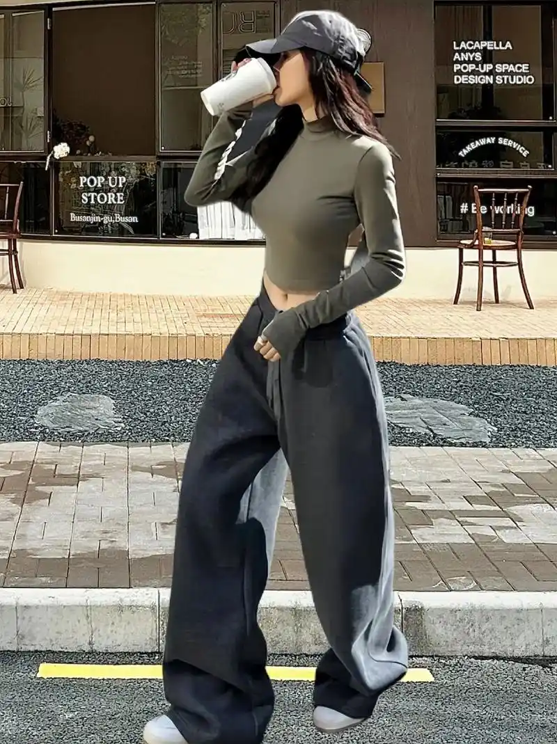 简单军绿色搭配深灰色休闲裤~军绿色的内搭有点好看吖～  对黄 - 抖音