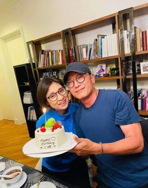 苗侨伟携妻子现身球场!戚美珍面容似男性,霍启山设宴款待群星