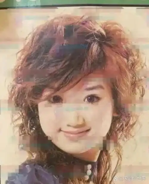 毛晓彤早年当发廊模特的照片,第一眼,哇塞!