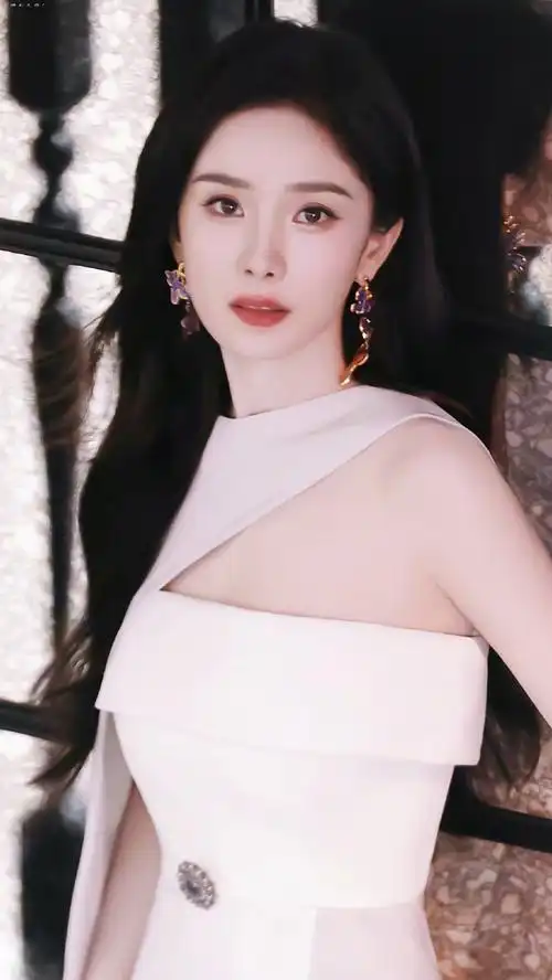 杨幂开叉披风白裙