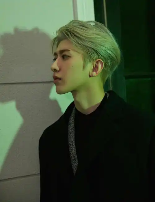 蔡徐坤黑白情绪感大片##蔡徐坤沸腾校园