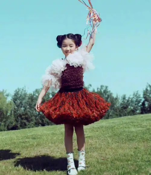 "童星"阿拉蕾近照流出,童颜脸超模腿,8岁就这颜值我没眼花吧