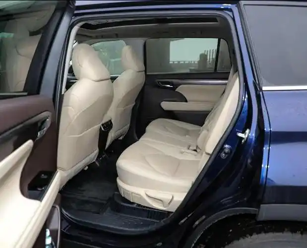 而从空间角度来讲,汉兰达采用2 3 2的布局方式,我自己身高在1米8,坐垫