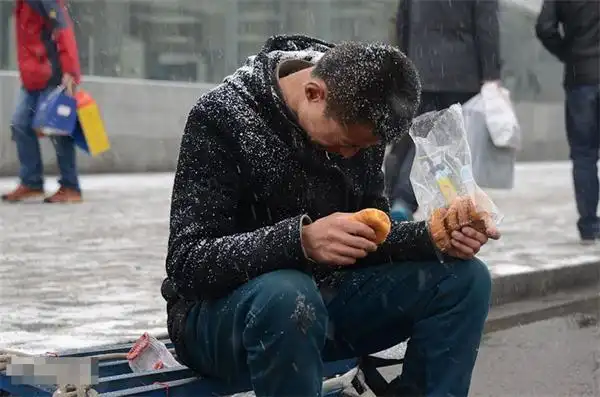 鹿晗感慨:工作真辛苦!惹粉丝心疼流泪!网友:工地搬砖的更苦!