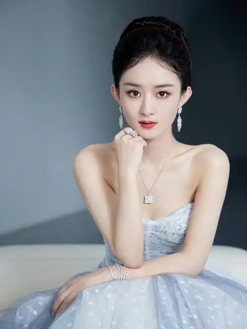 赵丽颖晒与儿子对镜拍,想想高抬腿超可爱!