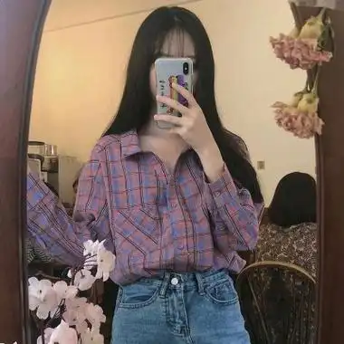 由美头网整理发布,女生头像频道提供更多与拿手机,手机控,自拍相关的