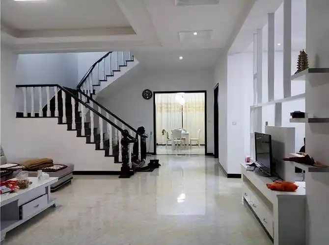 现在室内装修都搞好了,只差门前的地坪还没弄,迟些时候我打算请人砌上